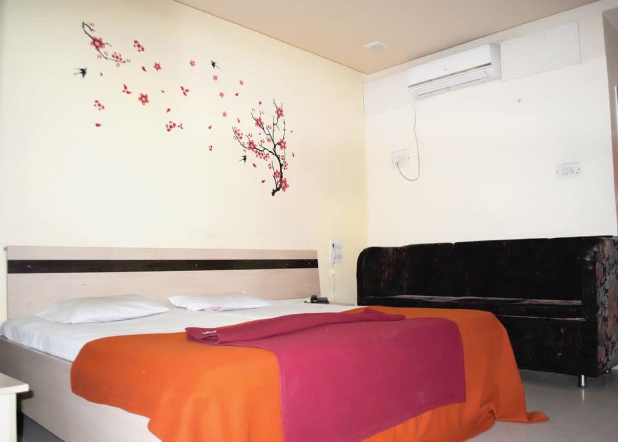 Hotel Kesari Nandan Lātūr Esterno foto